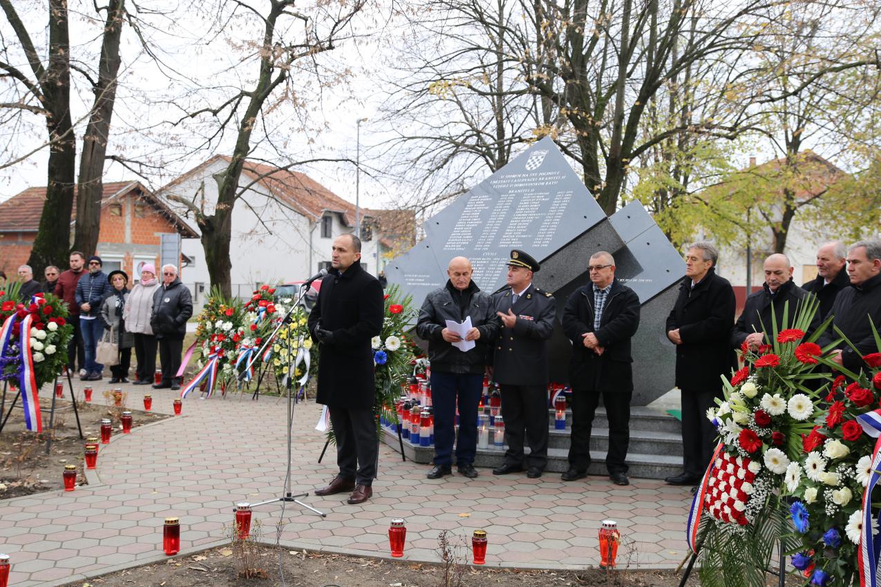 Laslovo odaje počast svojim braniteljima i stradalim civilima