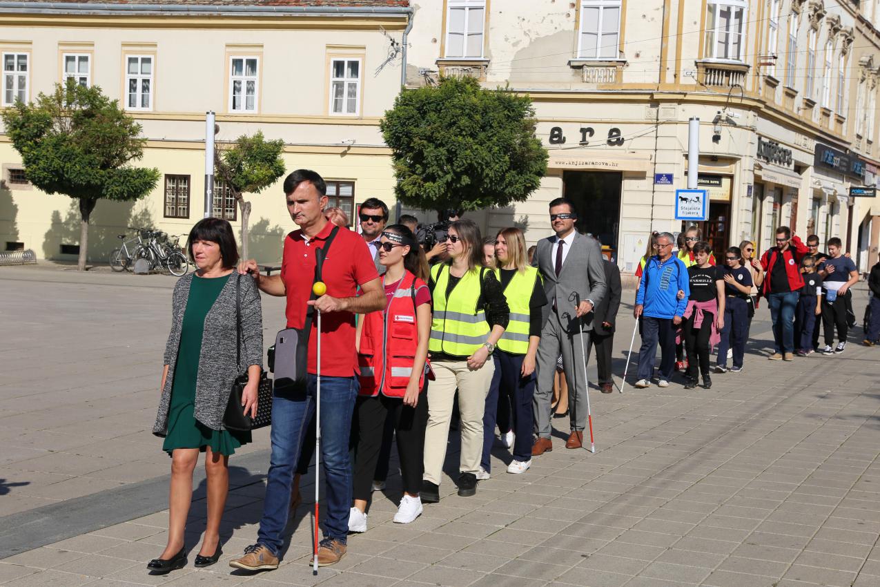 Akcijom „Prošetajmo zajedno“ obilježen Međunarodni dan slijepih i slabovidnih osoba
