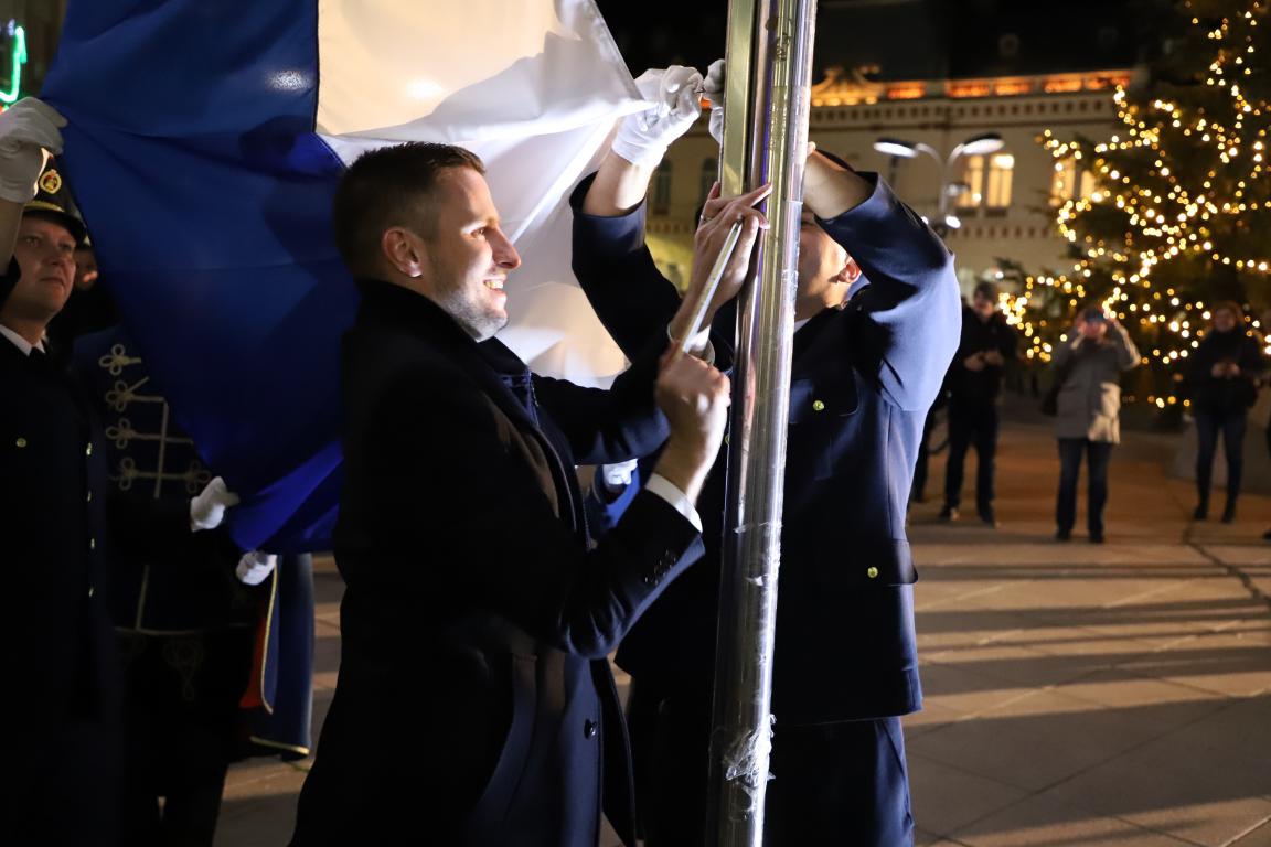Podizanjem stijega na glavnom osječkom trgu započela proslava Dana grada