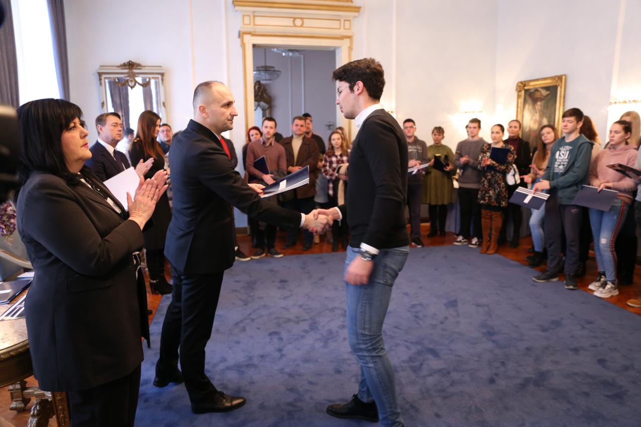 Županija stipendira 90 učenika i 60 studenata
