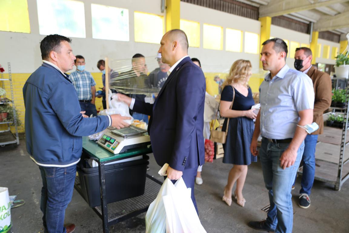 Župan Anušić posjetio gradsku tržnicu u Donjem Miholjcu i podržao lokalne proizvođače