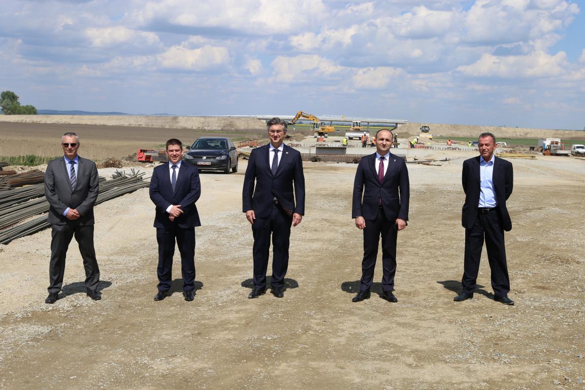 Plenković u OBŽ - kapitalni projekti nisu stali, potpisan ugovor o nastavku izgradnje Koridora Vc te održan sastanak s poljoprivrednim proizvođačima