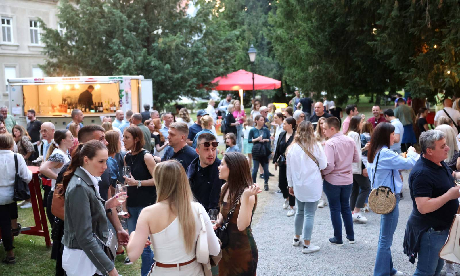 Održana prva ovogodišnja Večer vina i umjetnosti
