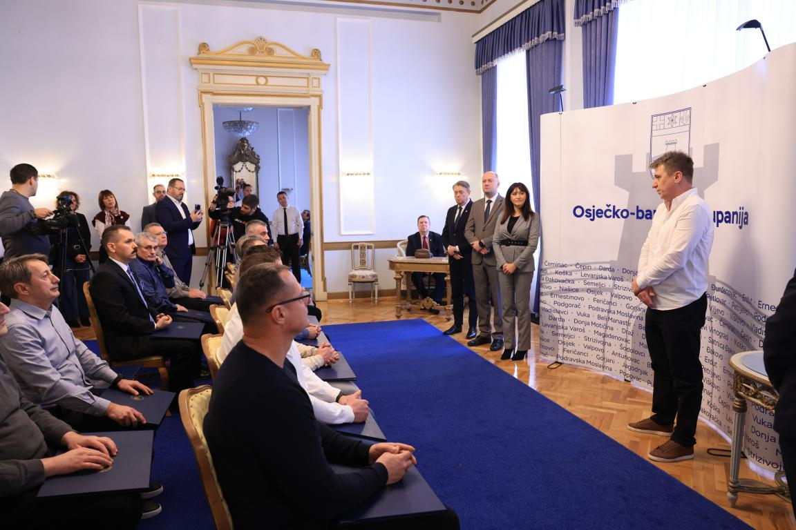 Povelja humanosti OBŽ za Belišćane koji su spasili majku i sina iz Drave