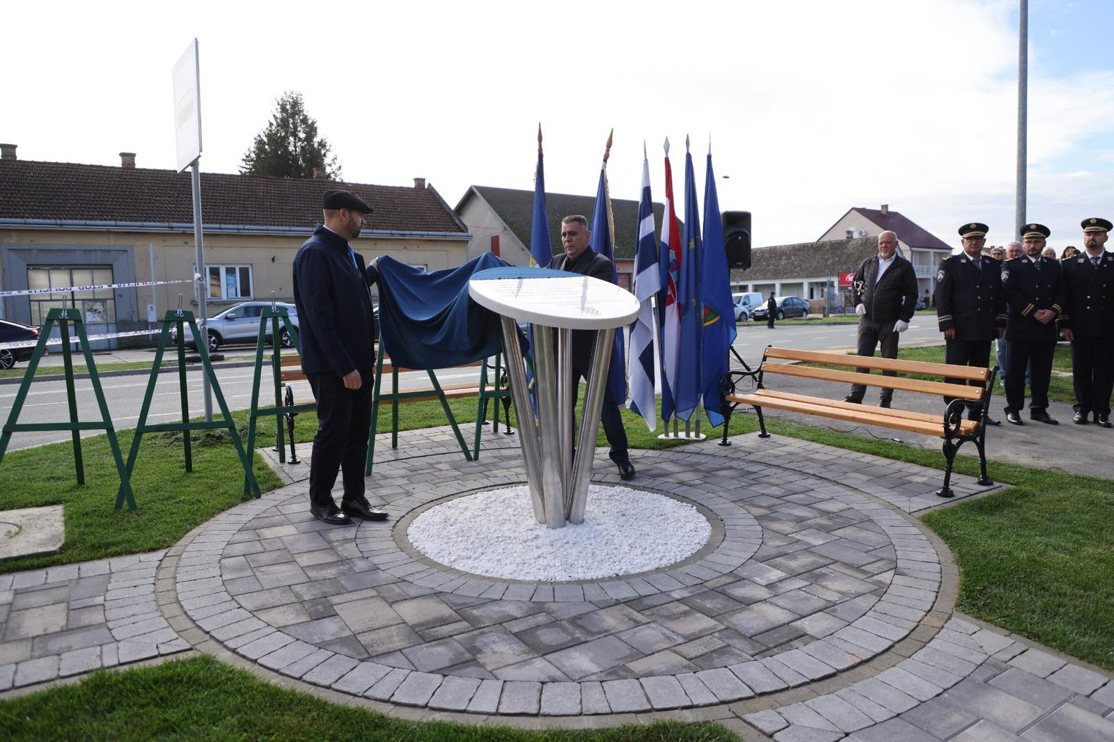 Otkriveno Spomen obilježje stradalim hrvatskim braniteljima i civilima u Bizovcu