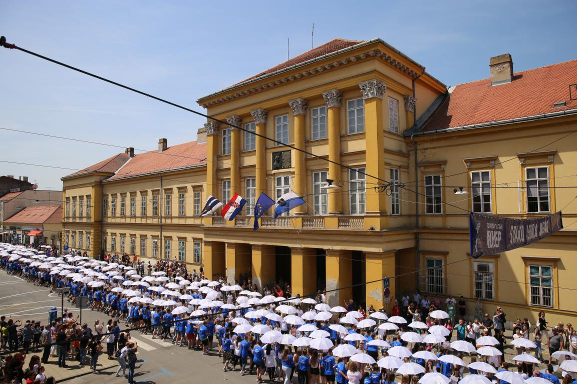 Maturanti se Quadrillom oprostili od srednje škole u šest gradova županije