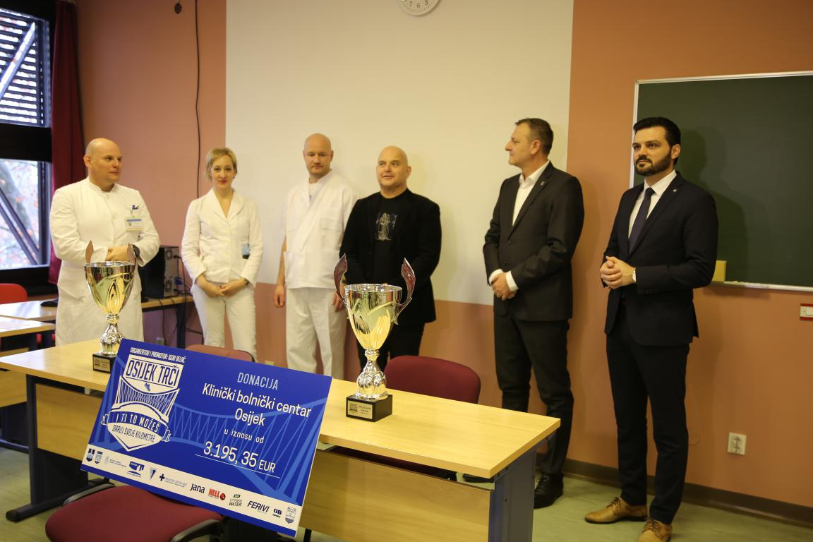 Uručen moderni mikroskop KBC-u Osijek zahvaljujući humanitarnoj utrci "Osijek trči"