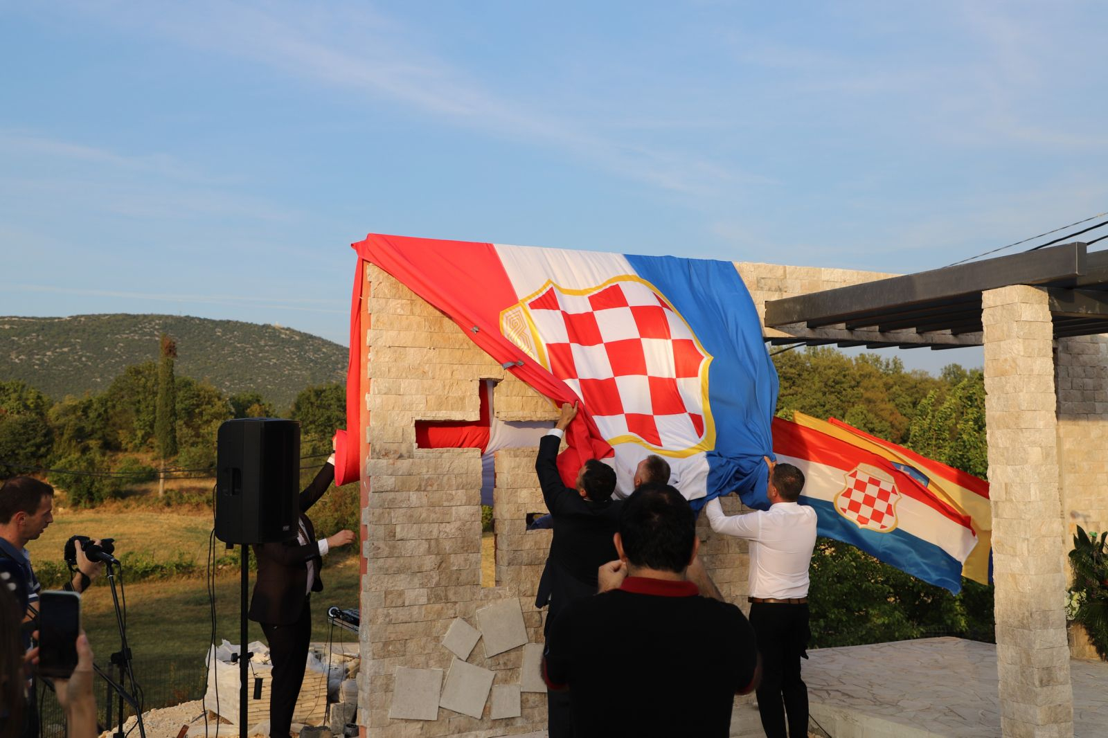Postavljen spomenik obitelji Ševo