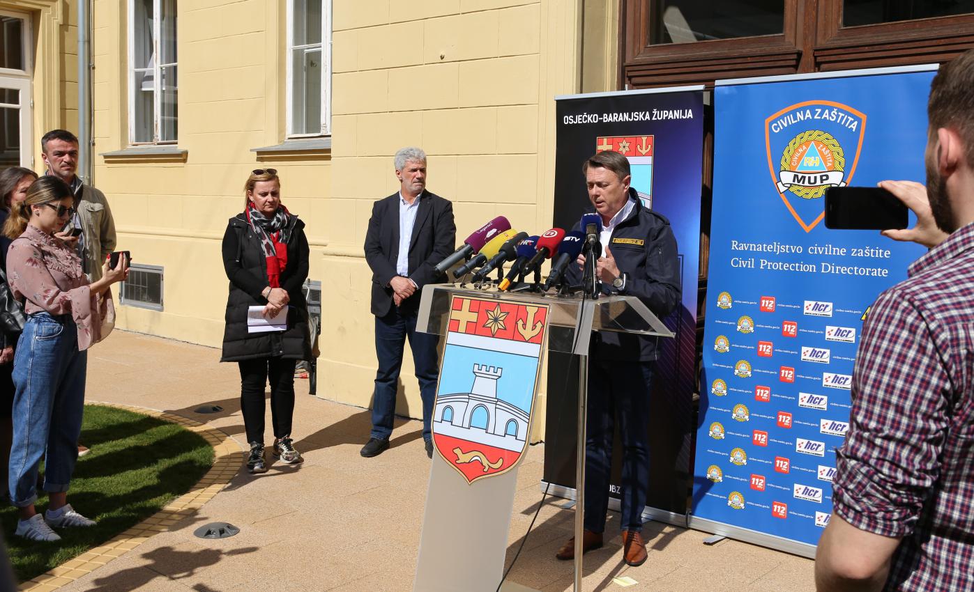 Tijekom dana se očekuje zatvaranje sportskih i dječjih igrališta, a testiranje na koronavirus počinje i u Osijeku