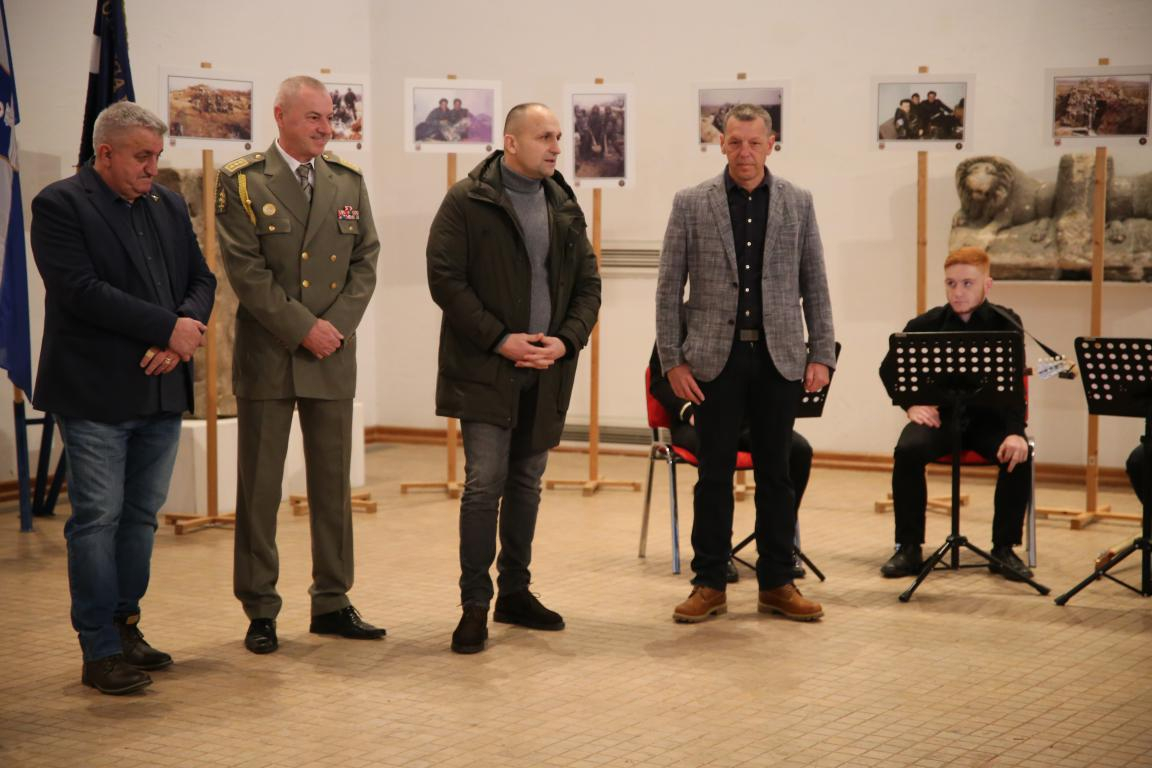 Vrijedna izložba ratnih fotografija Vojne policije u VRO Maslenica