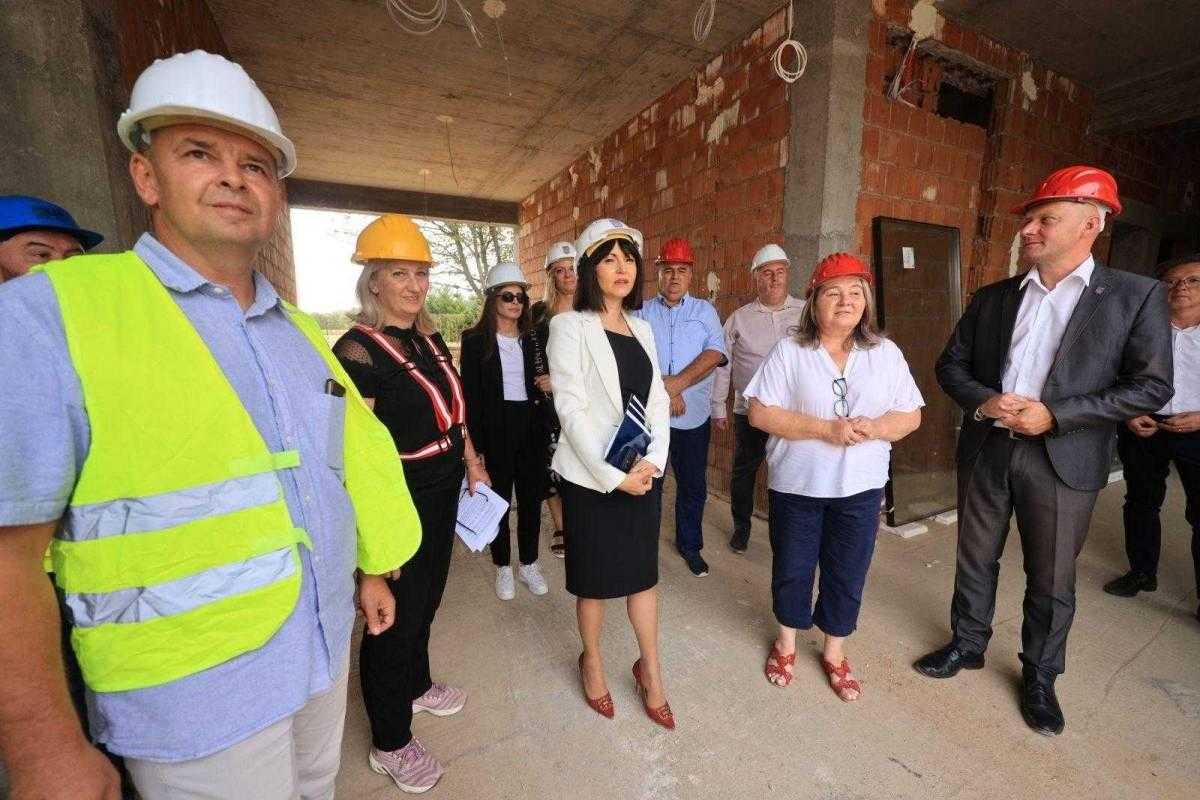 Županica Tramišak obišla školu u Podgoraču: U tijeku dogradnja vrijedna 2,5 milijuna eura