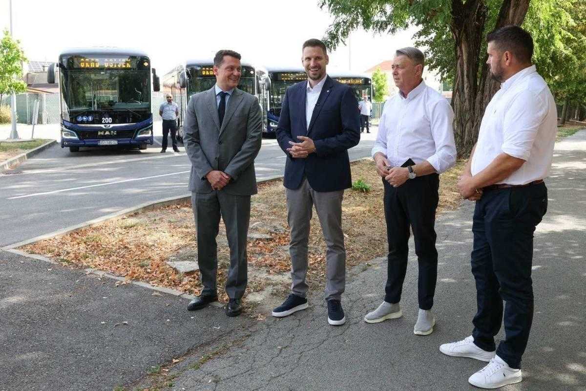 Zamjenik županice Goran Ivanović na predstavljanju električnih niskopodnih autobusa u Osijeku